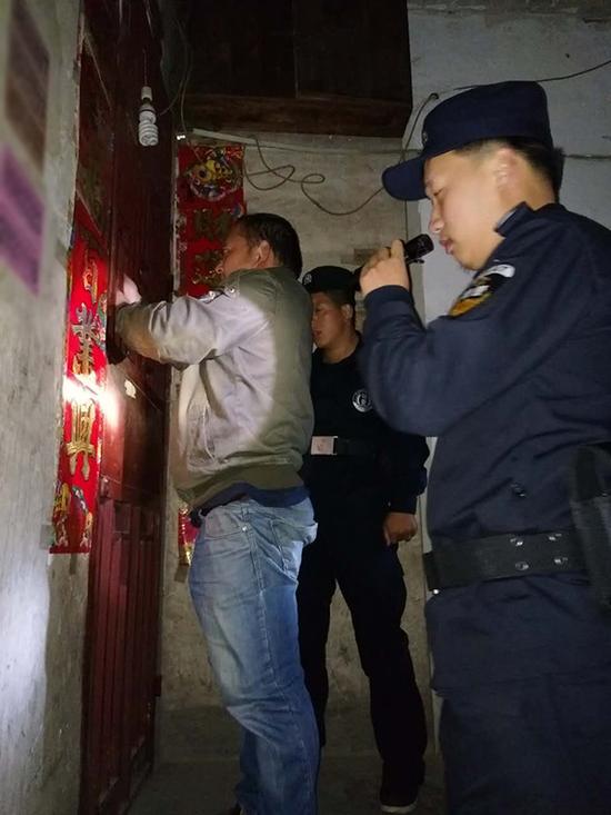 北京粗心妈妈误将幼女锁家中 